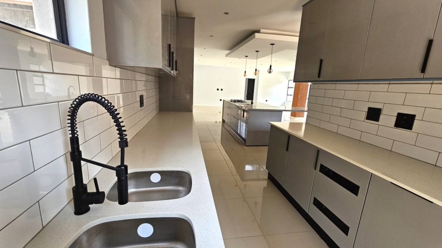 5 Bedroom Property for Sale in Melodie North West